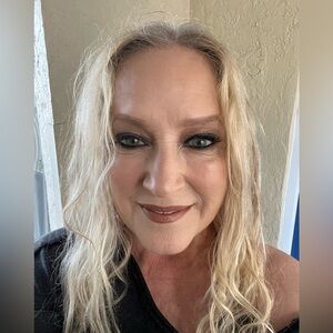 Meet your Posher, shopping is my passion , Make offers ! 2y anniversary whoo hoo